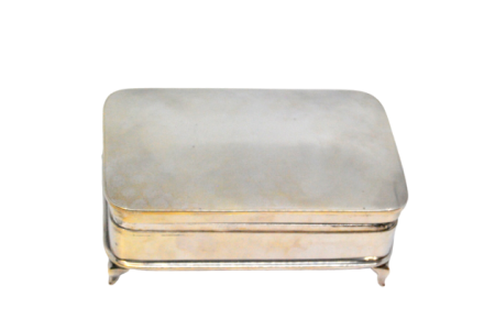 Guarda joias em prata com gravados com gravados e assente em quatro pés recortados.